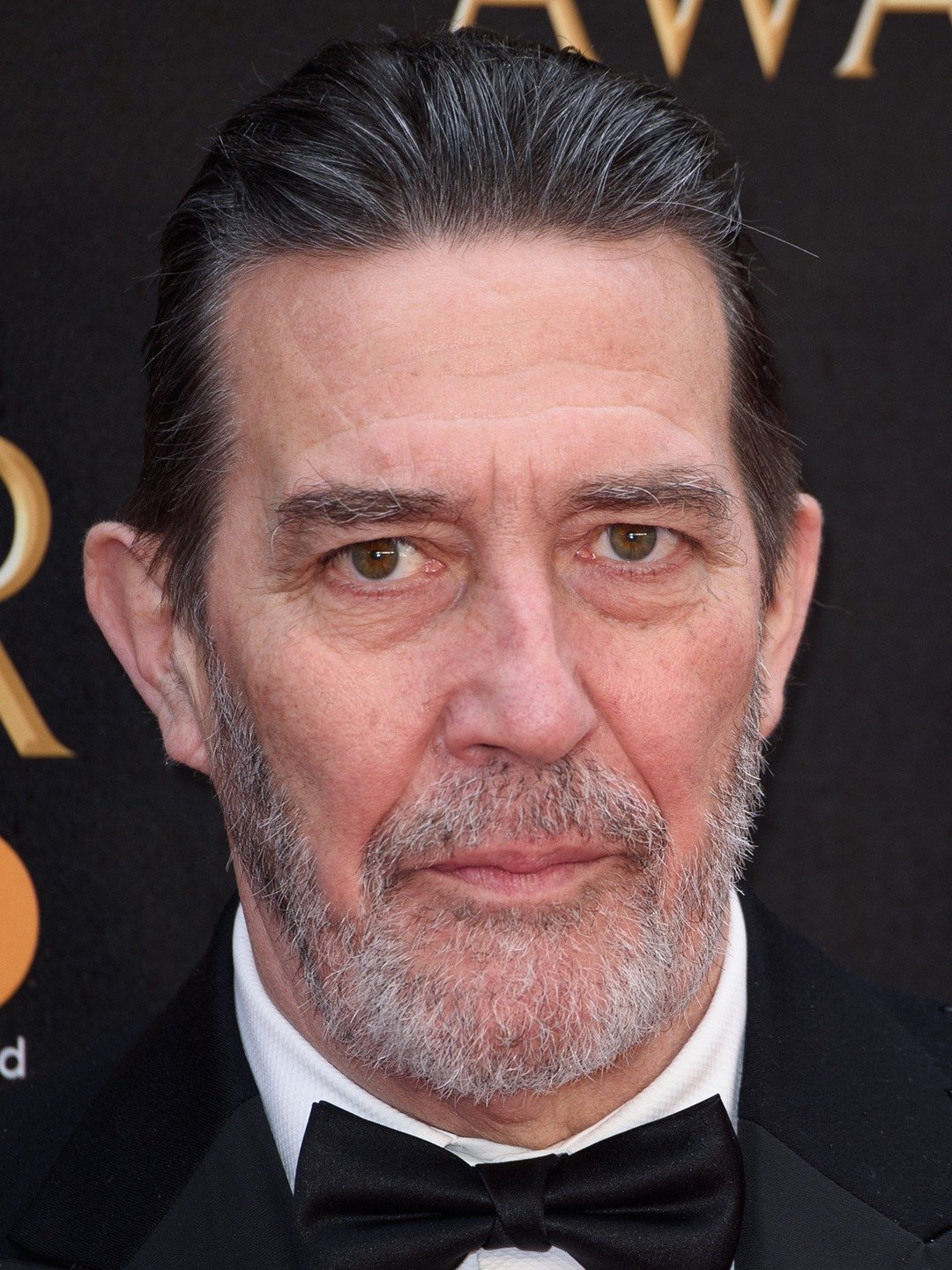 How tall is Ciaran Hinds?